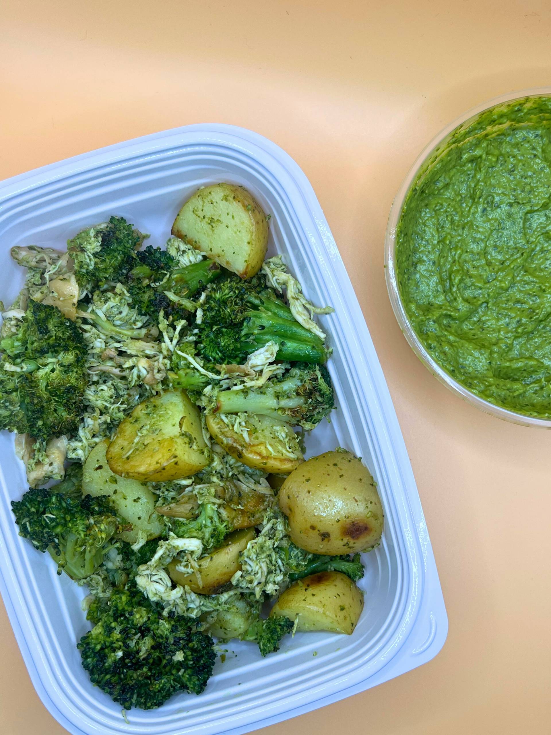 *VEGETARIAN* Pesto Chickpeas, Quinoa & Broccoli